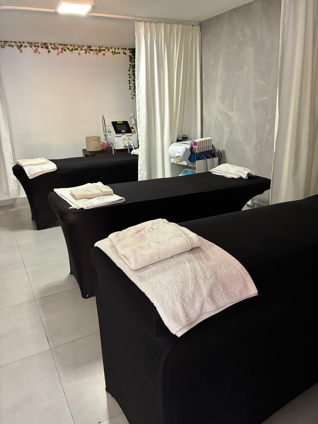 Cabina con aparatología estética
